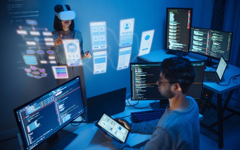 Developer,Uses,A,Vr,Headset,To,Interact,With,Projected,Interface